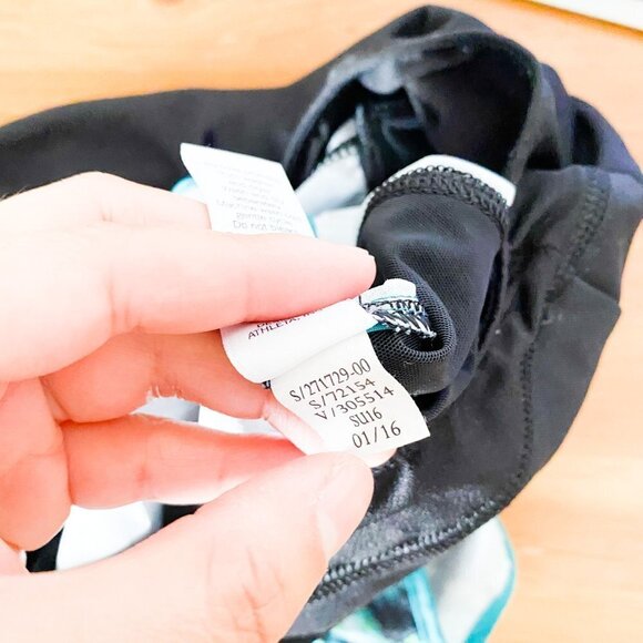 🦋 ATHLETA Napali Track This Run Shorts XS Tropical Palm Leaves Athletic Workout - Picture 6 of 6